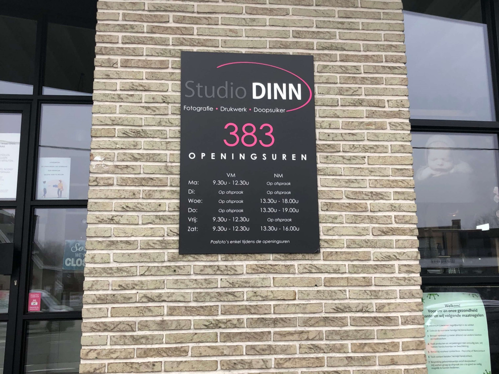 Studio Dinn_bordje openingsuren_XL Reklame Gevelreclame Studio Dinn